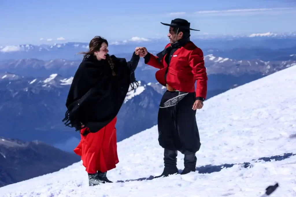 Daniel Sosa y Micaela Insúa son guías de montaña y bailan folclore. Foto: gentileza Manuel Contreras