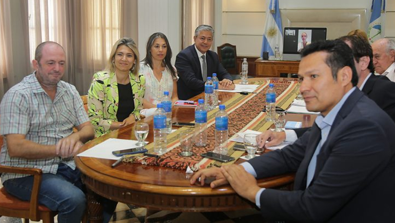 Encuentro de Rolando Figueroa con diputados y senadores neuquinos.