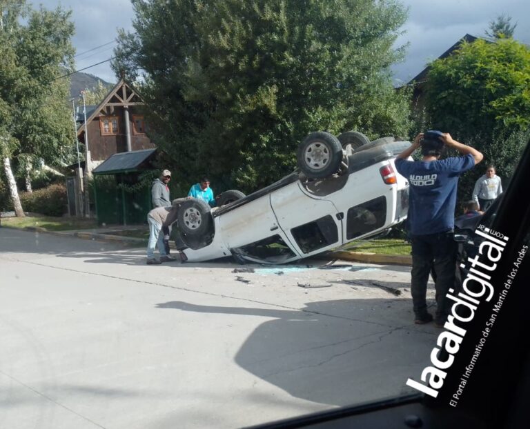 Choque seguido de vuelco en Vega San Martín