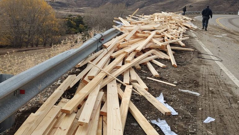 La carga que llevaba el camión quedó a la orilla de la ruta. (Foto: Rodolfo Ramírez)