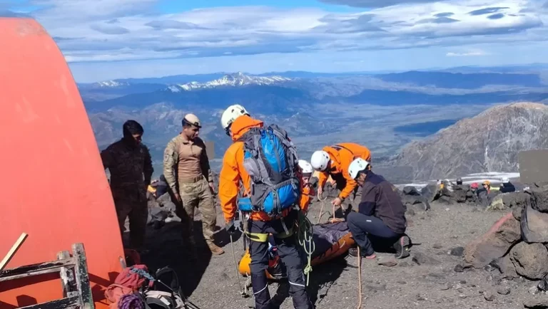 Rescataron a una mujer que subía al Volcán Lanin