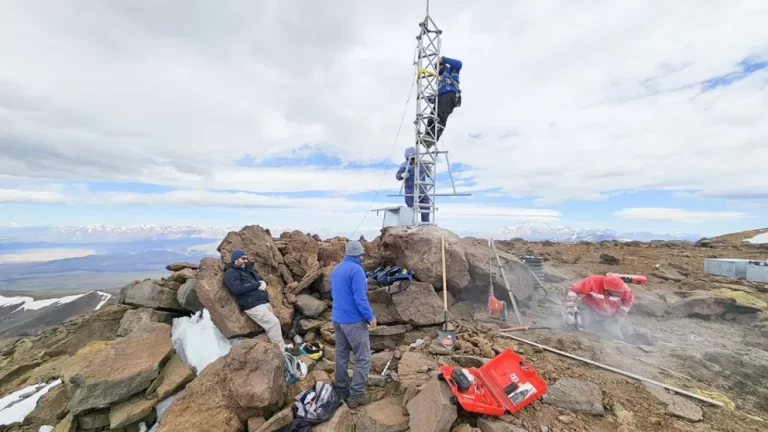 Finaliza la campaña de monitoreo en el volcán Tromen