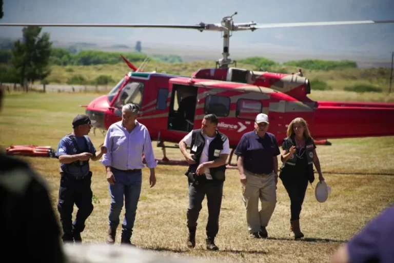 Figueroa acompaña a los brigadistas que combaten el fuego