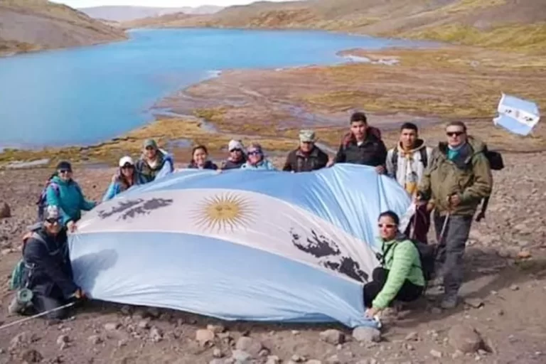 Nuevo ascenso al volcán en homenaje a veteranos y caídos en Malvinas